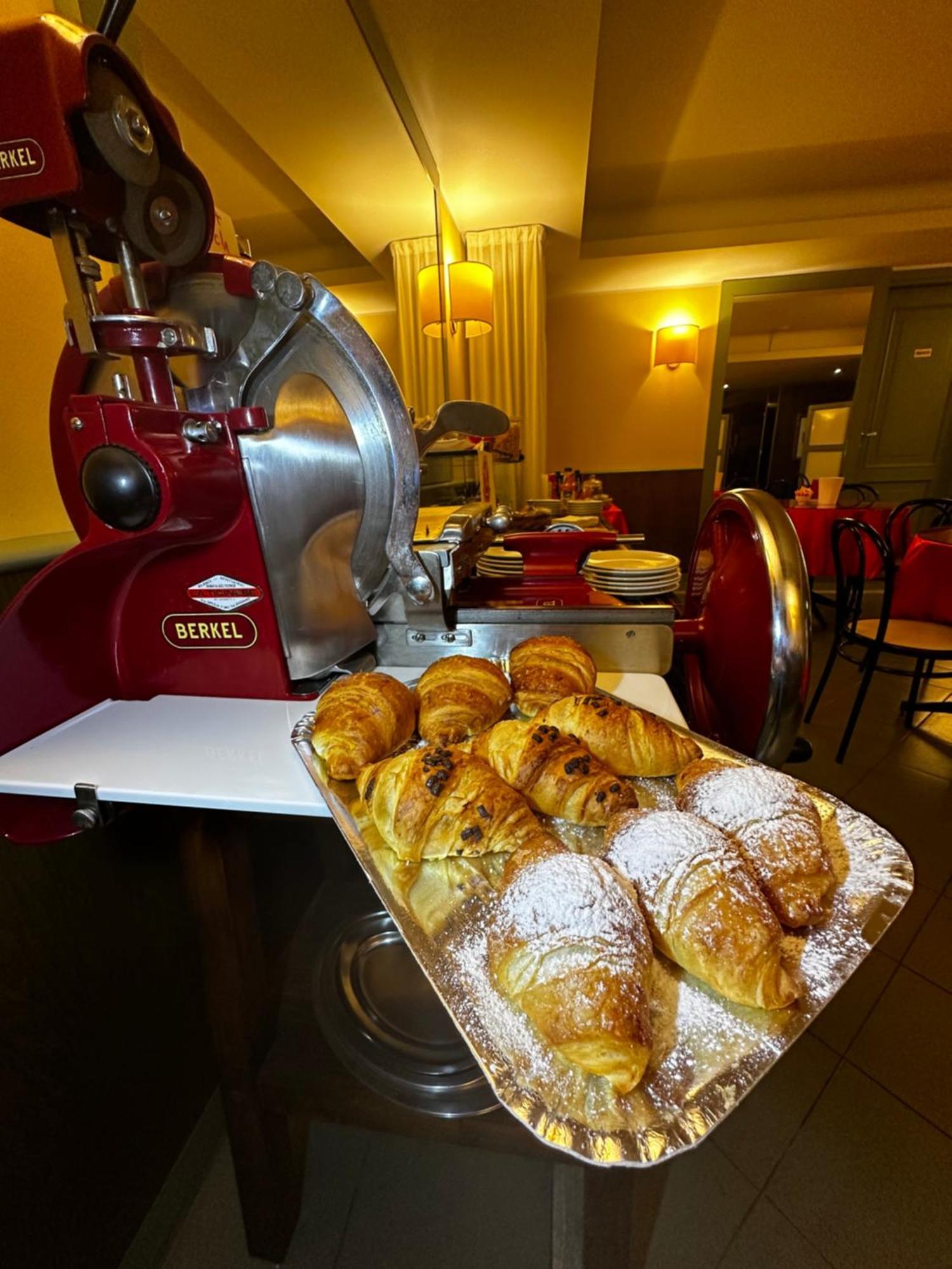 Hotel La Goletta Binasco Eksteriør billede