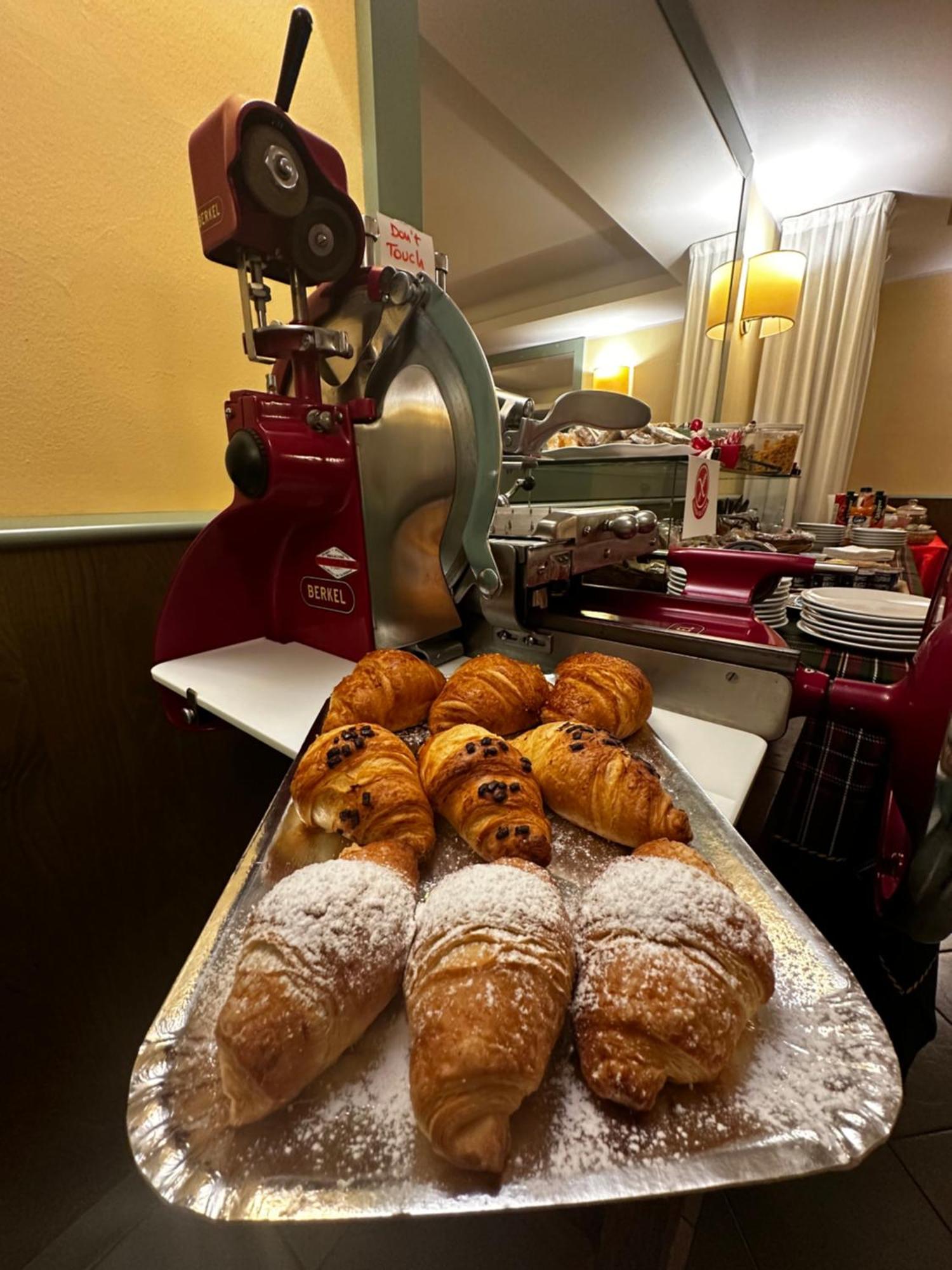 Hotel La Goletta Binasco Eksteriør billede